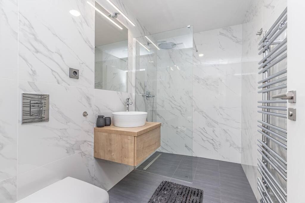 Cozy Quiet New Apartment In Karlin Square Praga Exterior foto