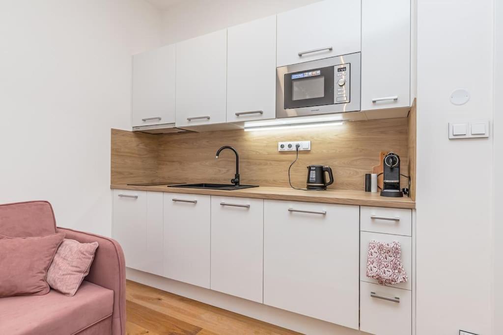Cozy Quiet New Apartment In Karlin Square Praga Exterior foto