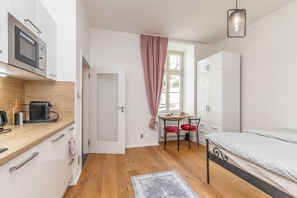 Cozy Quiet New Apartment In Karlin Square Praga Exterior foto