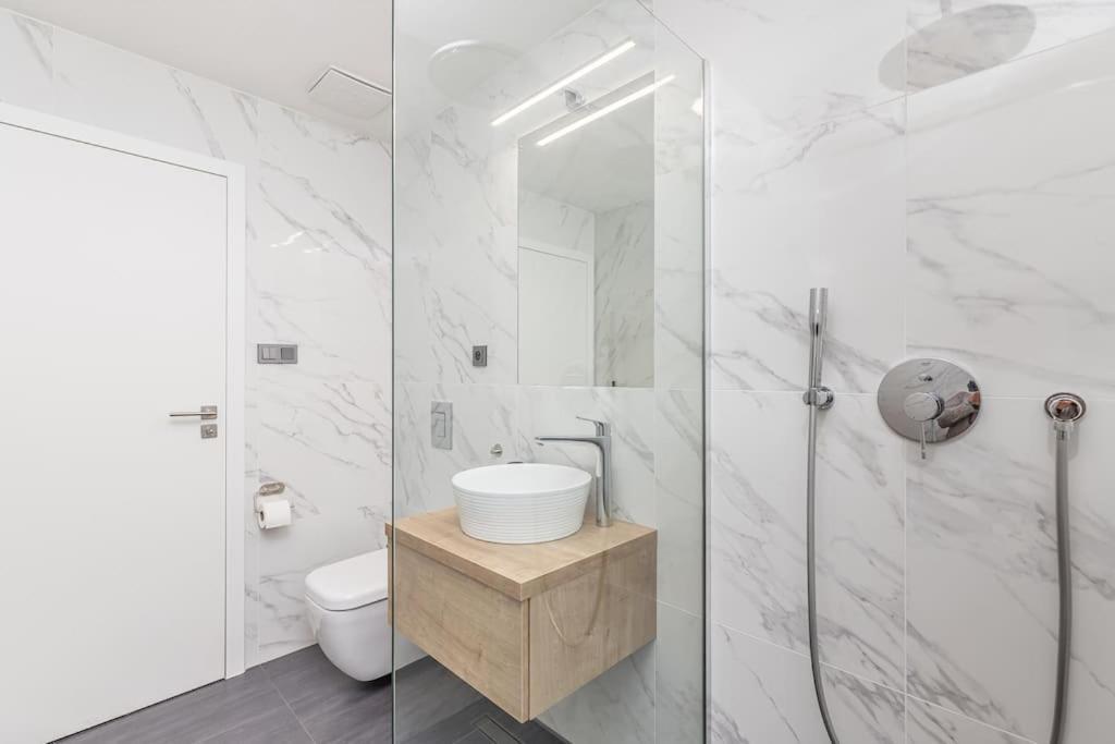 Cozy Quiet New Apartment In Karlin Square Praga Exterior foto