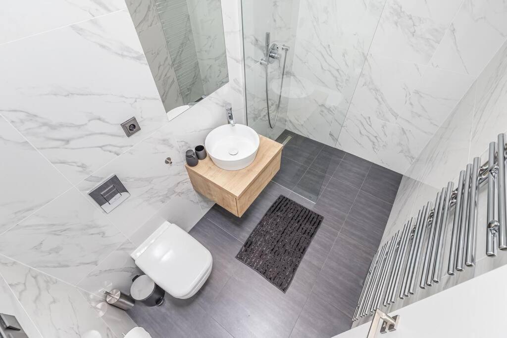 Cozy Quiet New Apartment In Karlin Square Praga Exterior foto